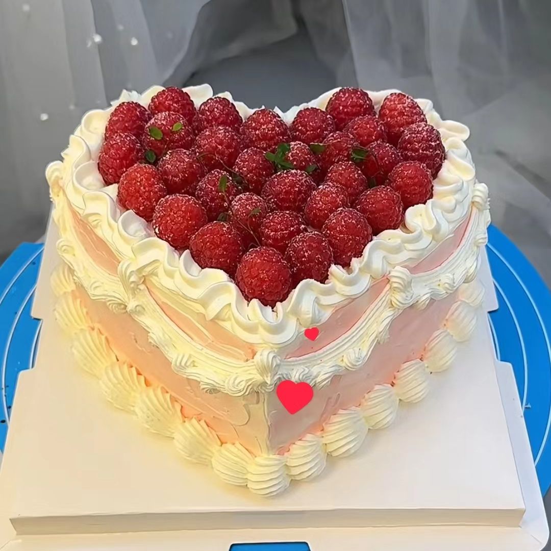 heart shaped cake​