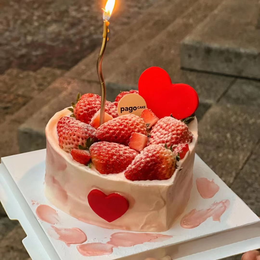heart shaped cake​