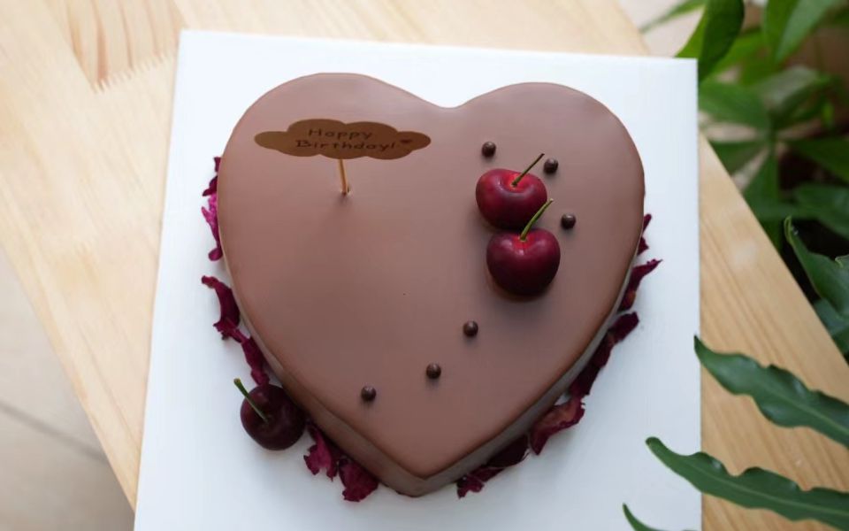 heart shaped cake​