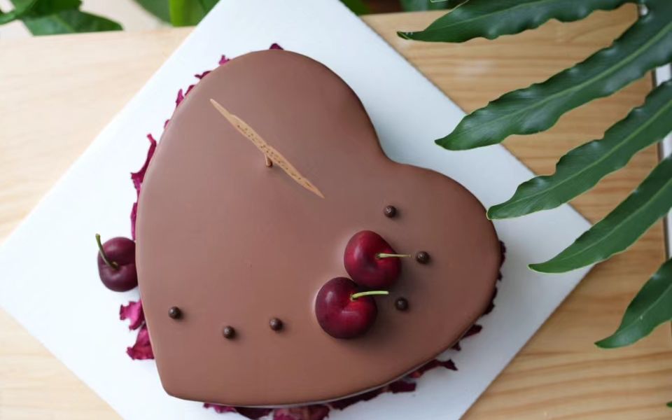 heart shaped cake​