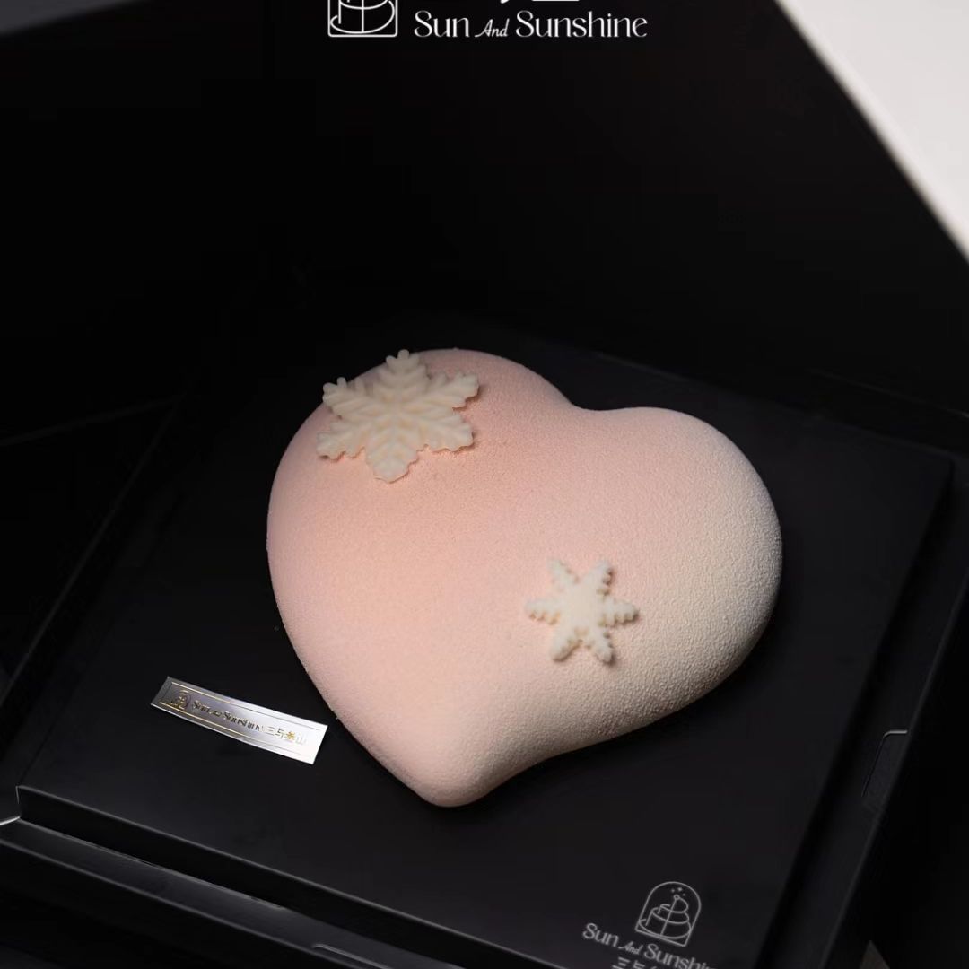 heart shaped cake​
