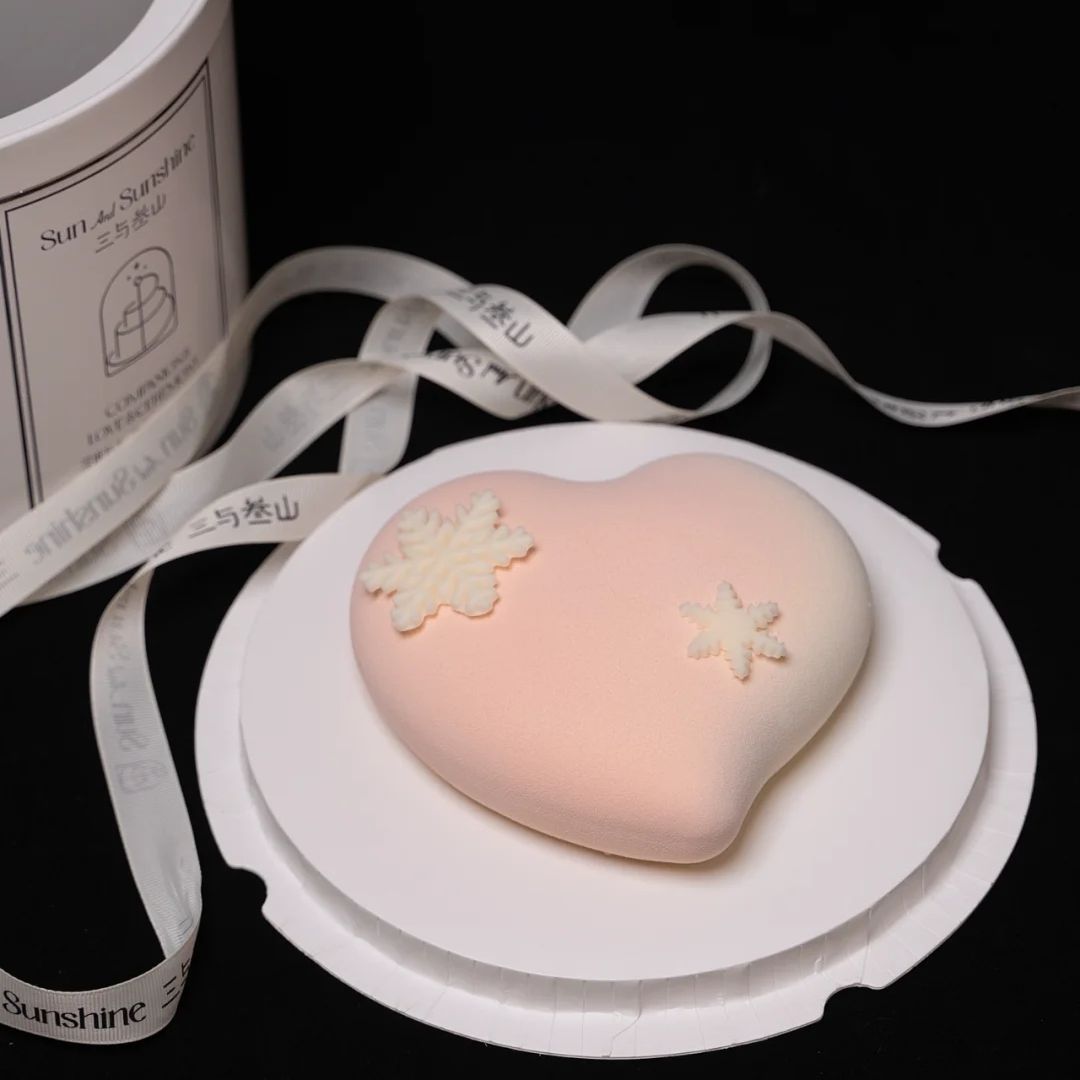 heart shaped cake​