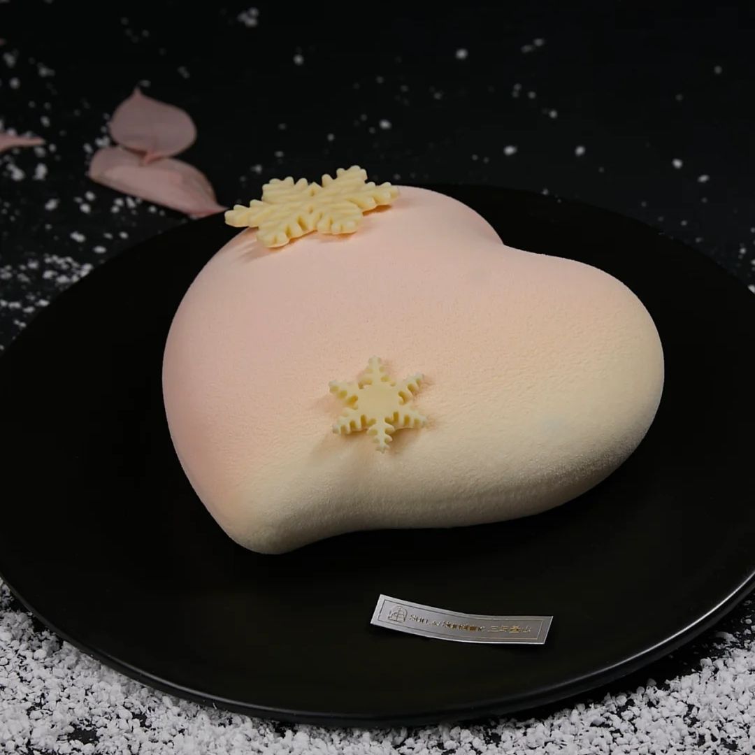 heart shaped cake​