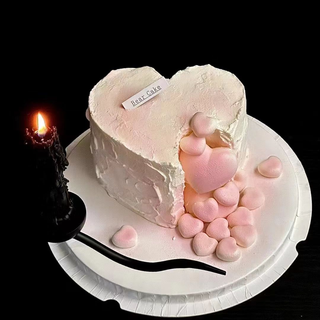 heart shaped cake​
