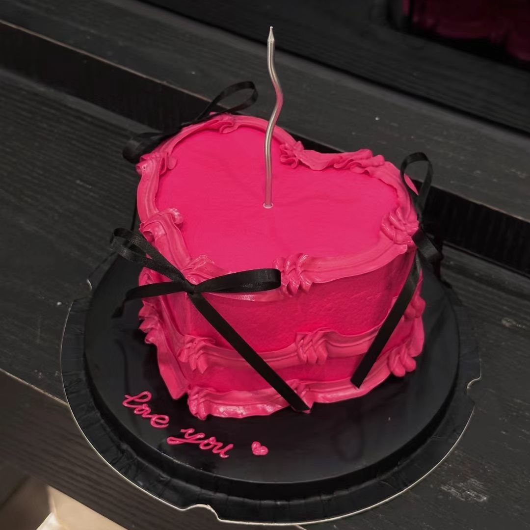 heart shaped cake​