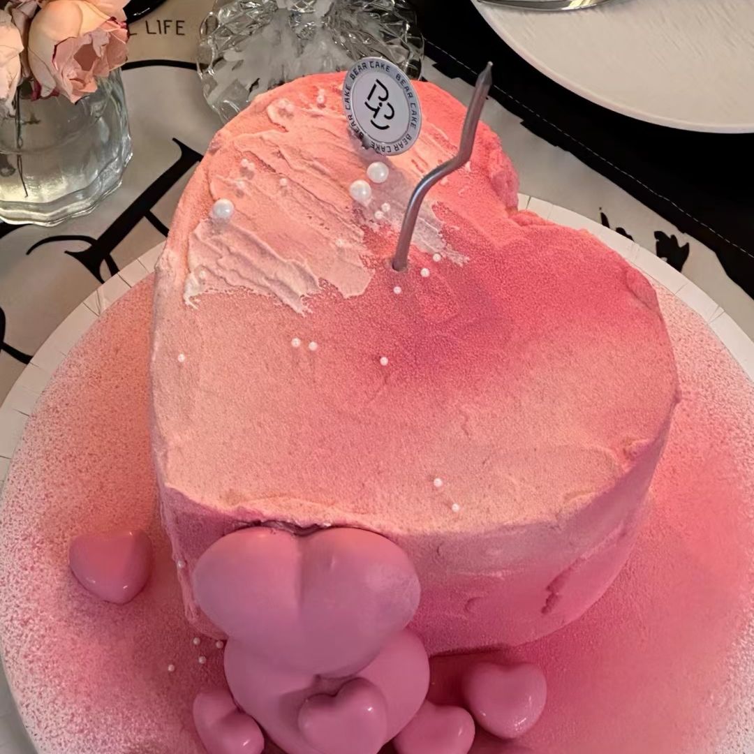 heart shaped cake​