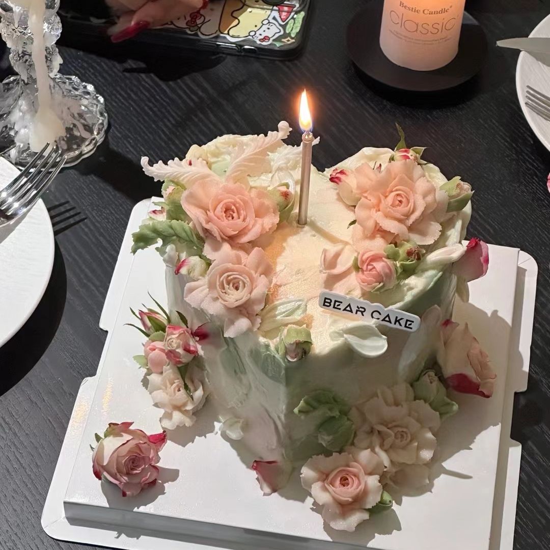 heart shaped cake​
