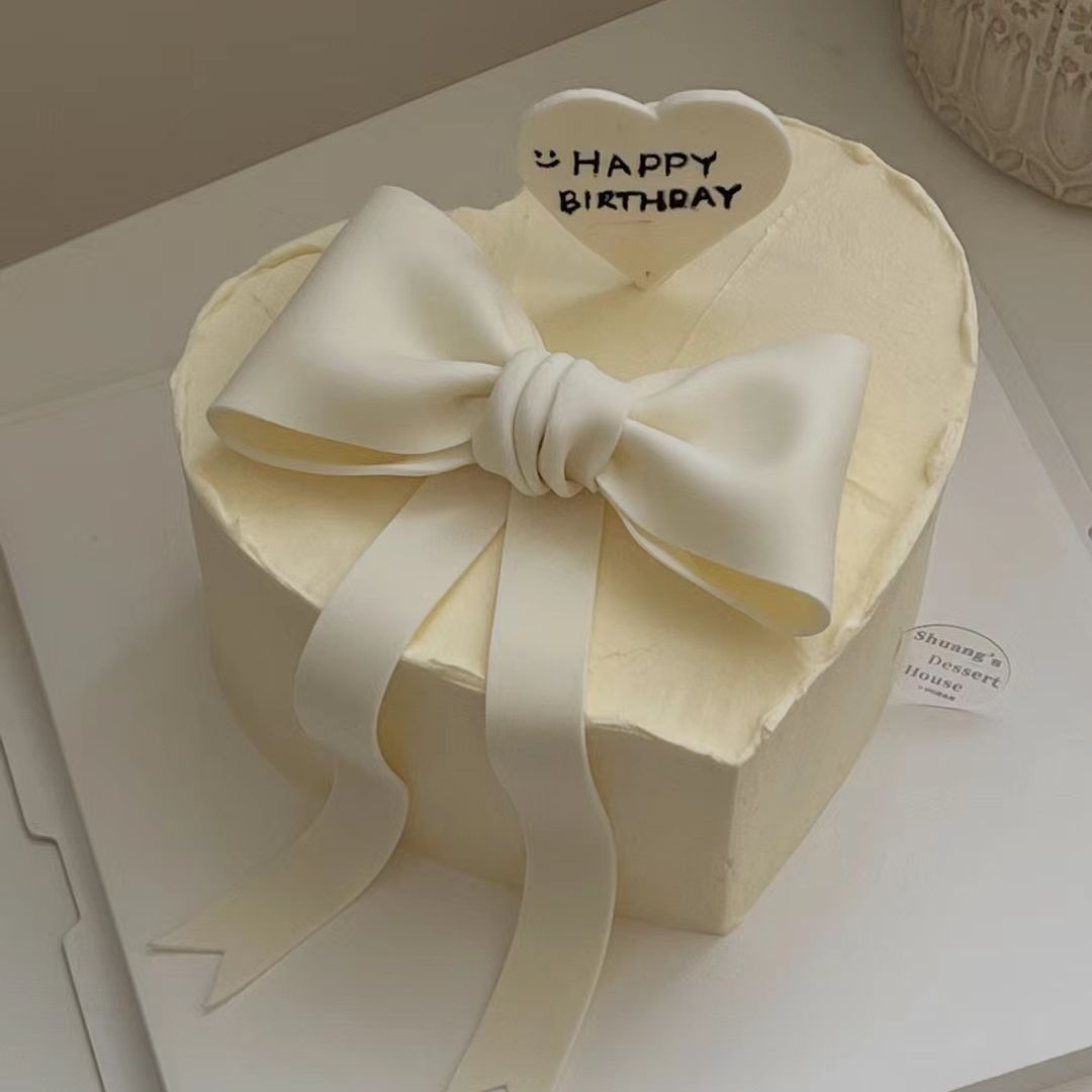 heart shaped cake​