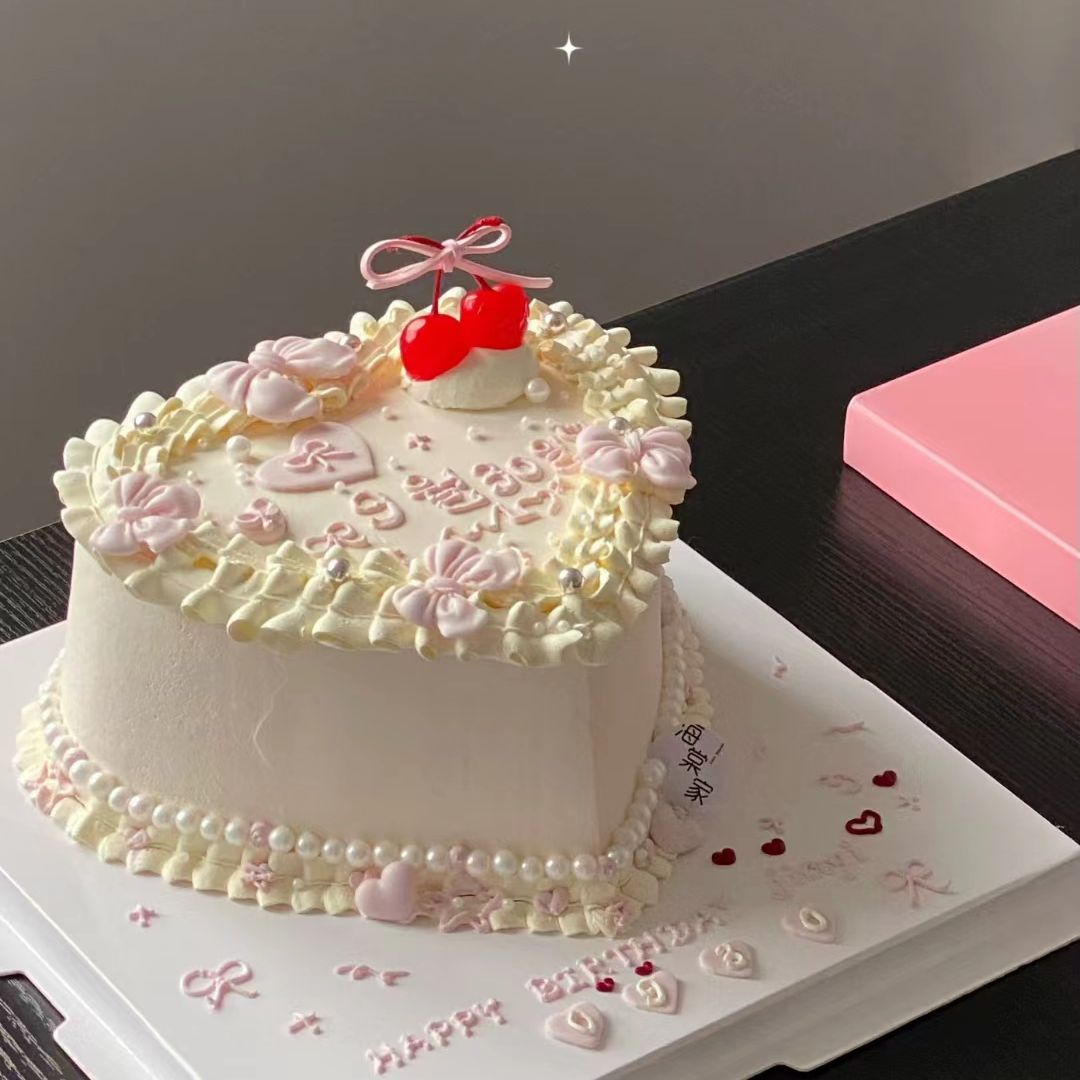 heart shaped cake​