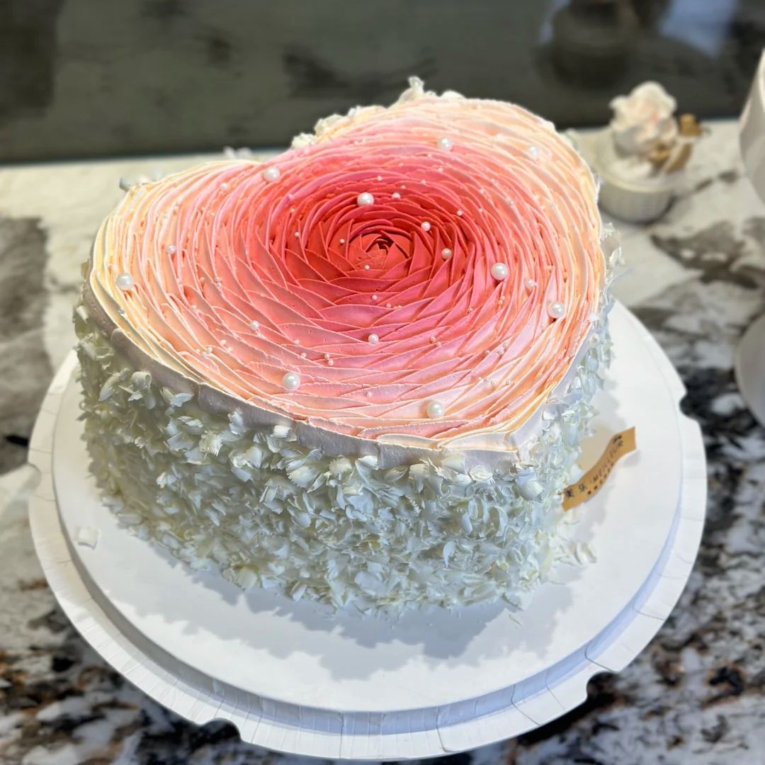 heart shaped cake​