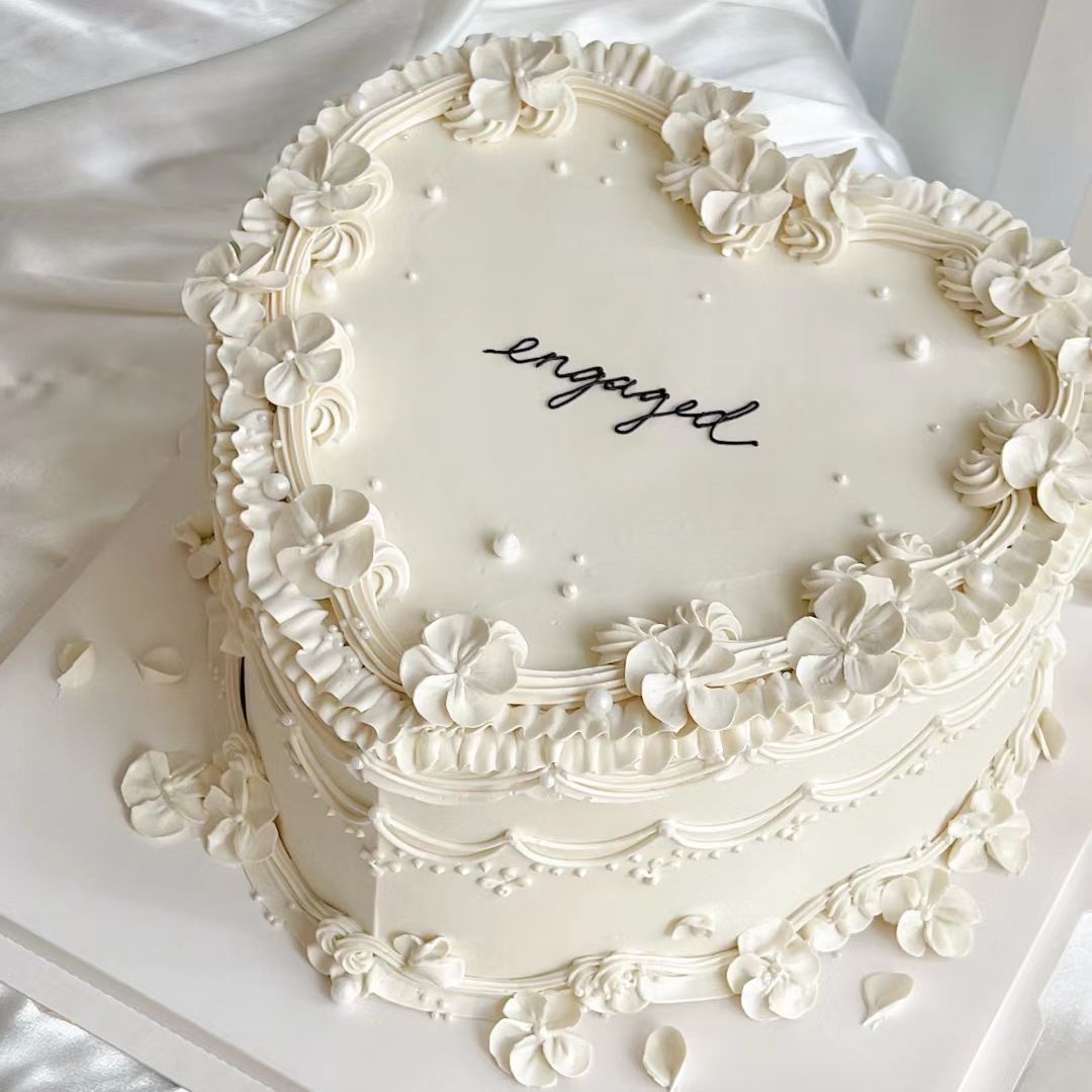heart shaped cake​