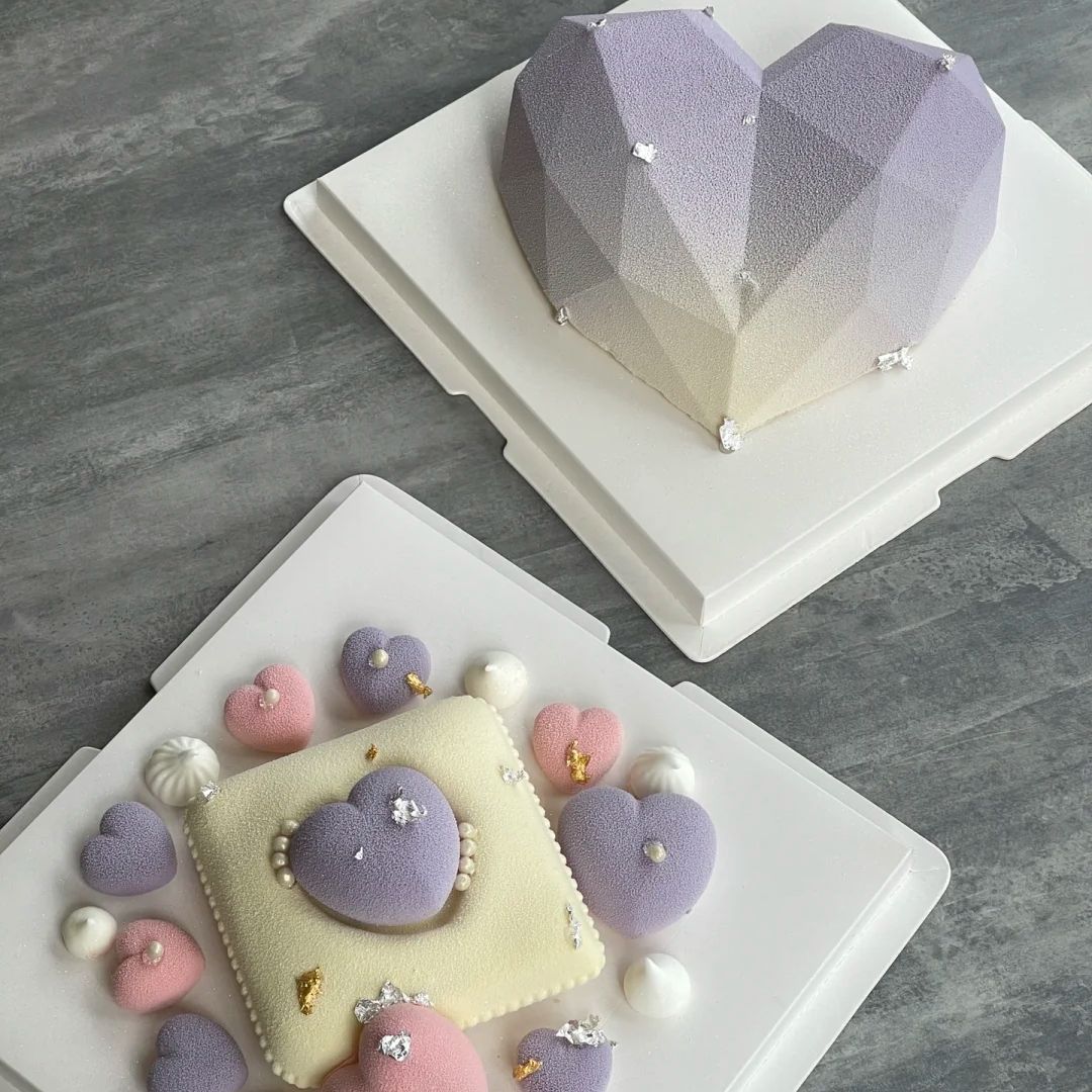 heart shaped cake​